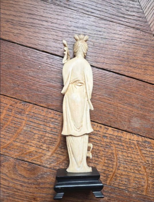 Antiga figura oriental de deusa okimono trabalhada