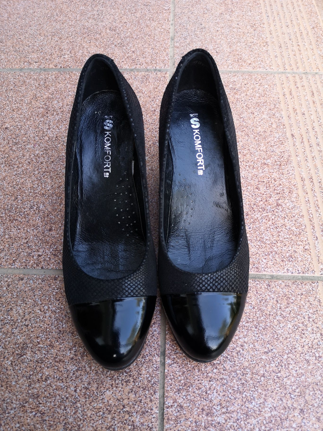 Czarne skórzane buty na koturnie BUT-S 38