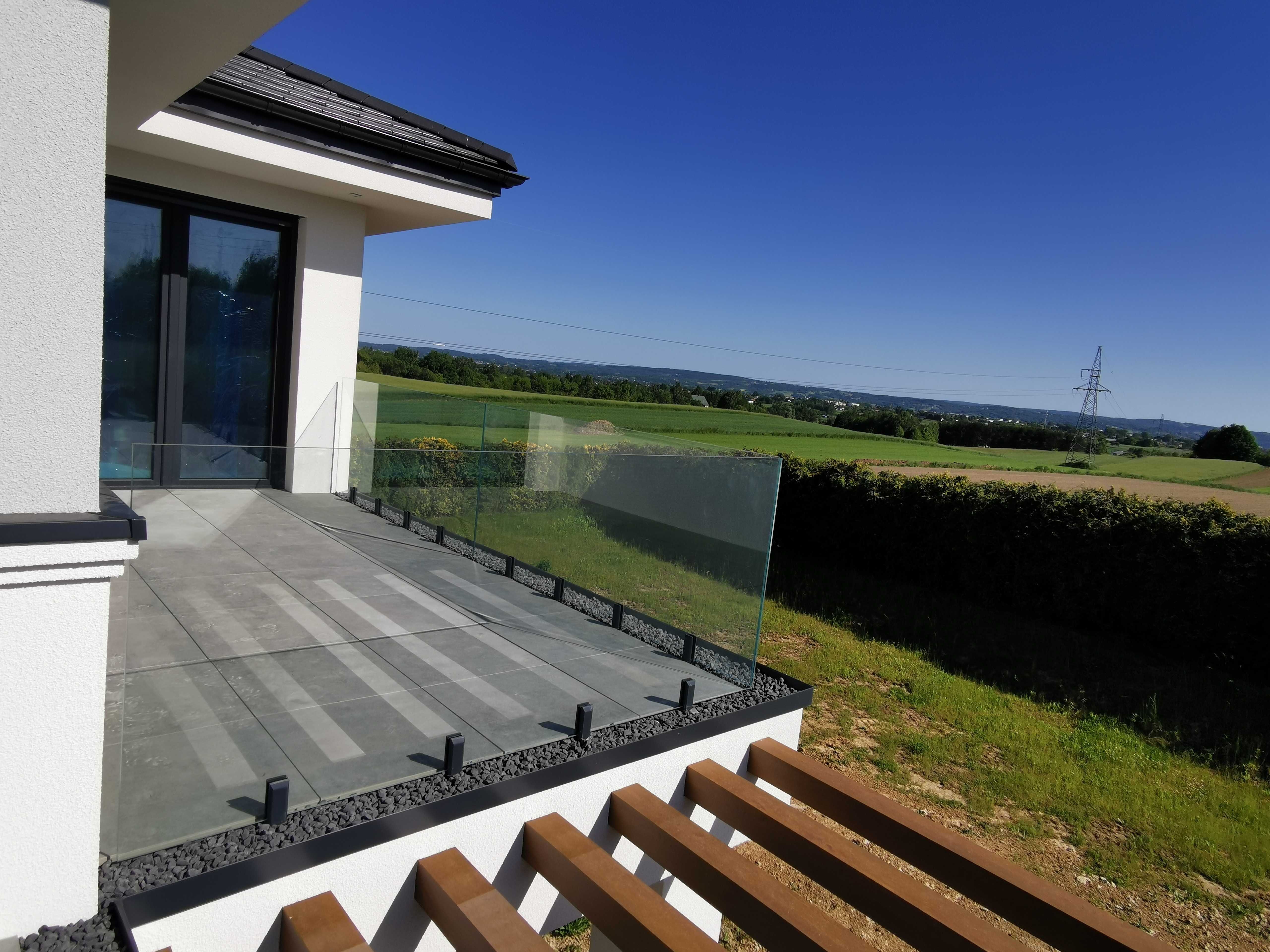 Szklane balustrady w systemie bezsłupkowym/ nowoczesne