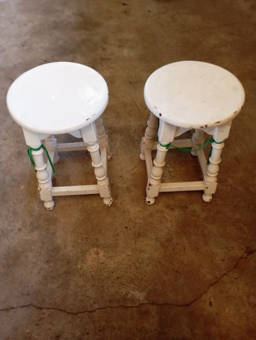 Vendo estes bancos muito bonito bom estado