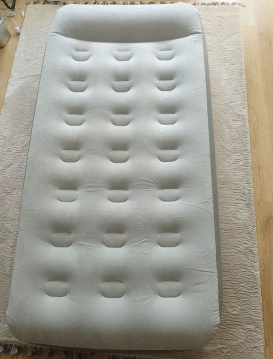 Materac bestway z pompką elektryczna.