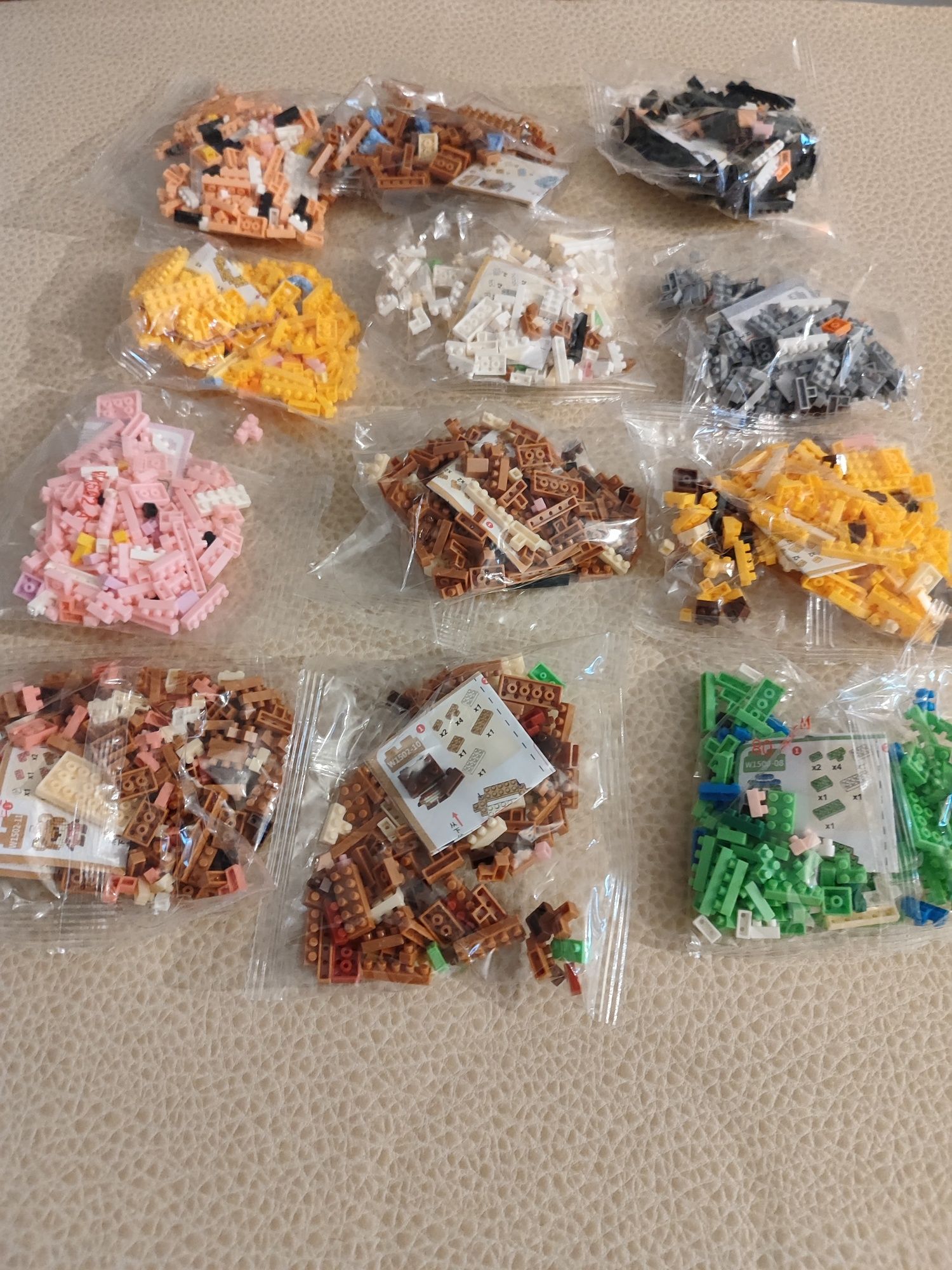 12 figuras estilo "Legos". Ótimo para coleção ou lembrancinhas de aniv