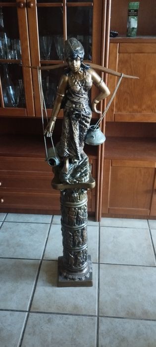 Estatueta e coluna