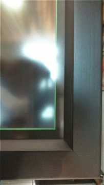 Camisa Vitória perfeitamente emoldurada entre dois vidros