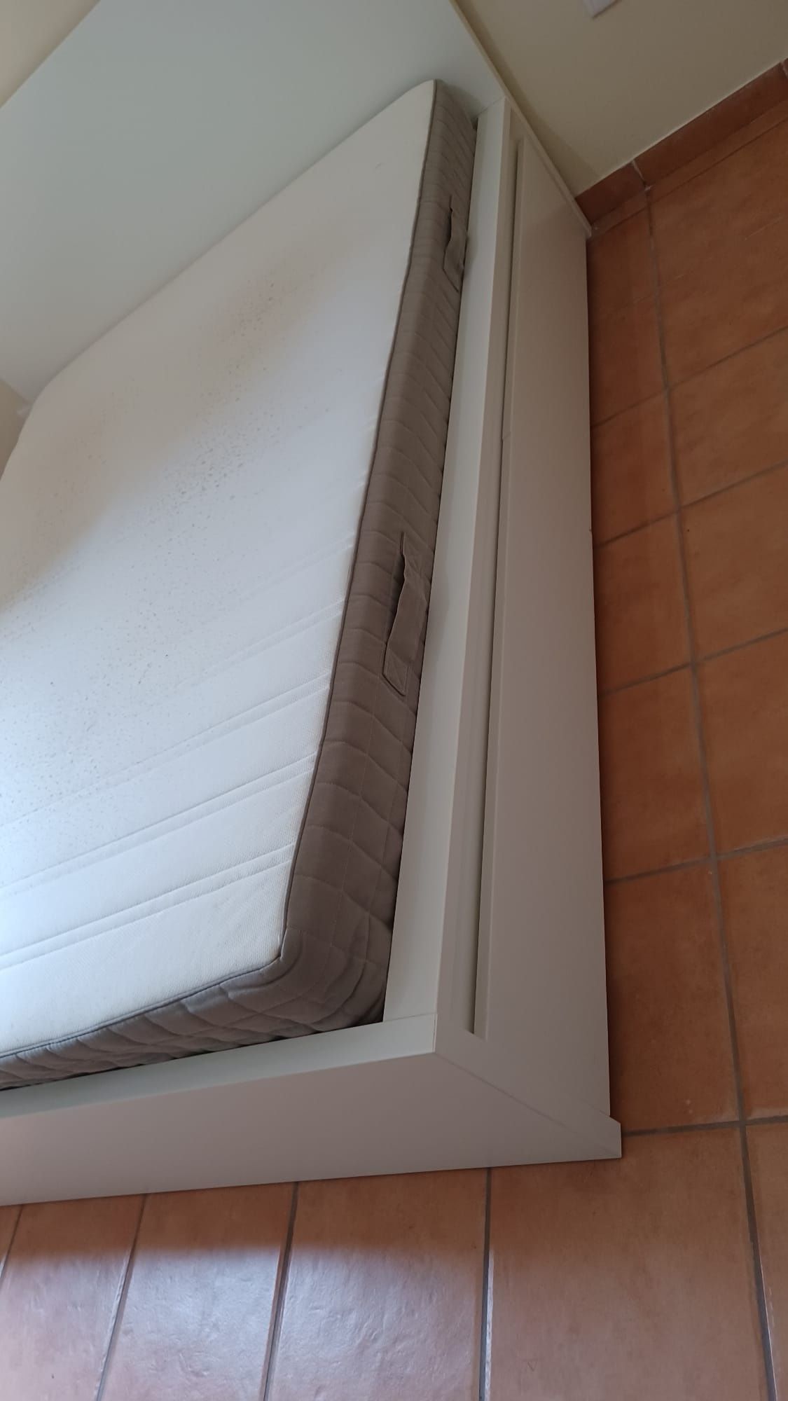 Vendo cama com pouco uso e em muito bom estado