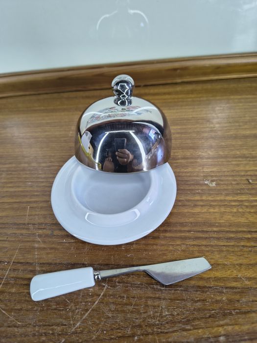 Porcelanowa maselniczka z nożykiem