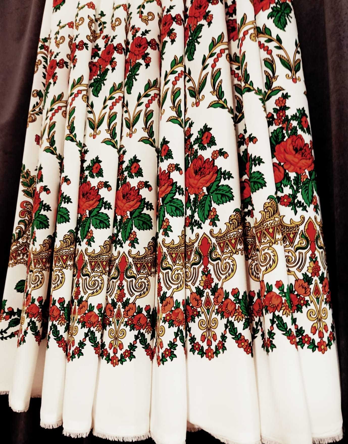 Góralska spódnica z silki- wzór cesarska korona na białym tle