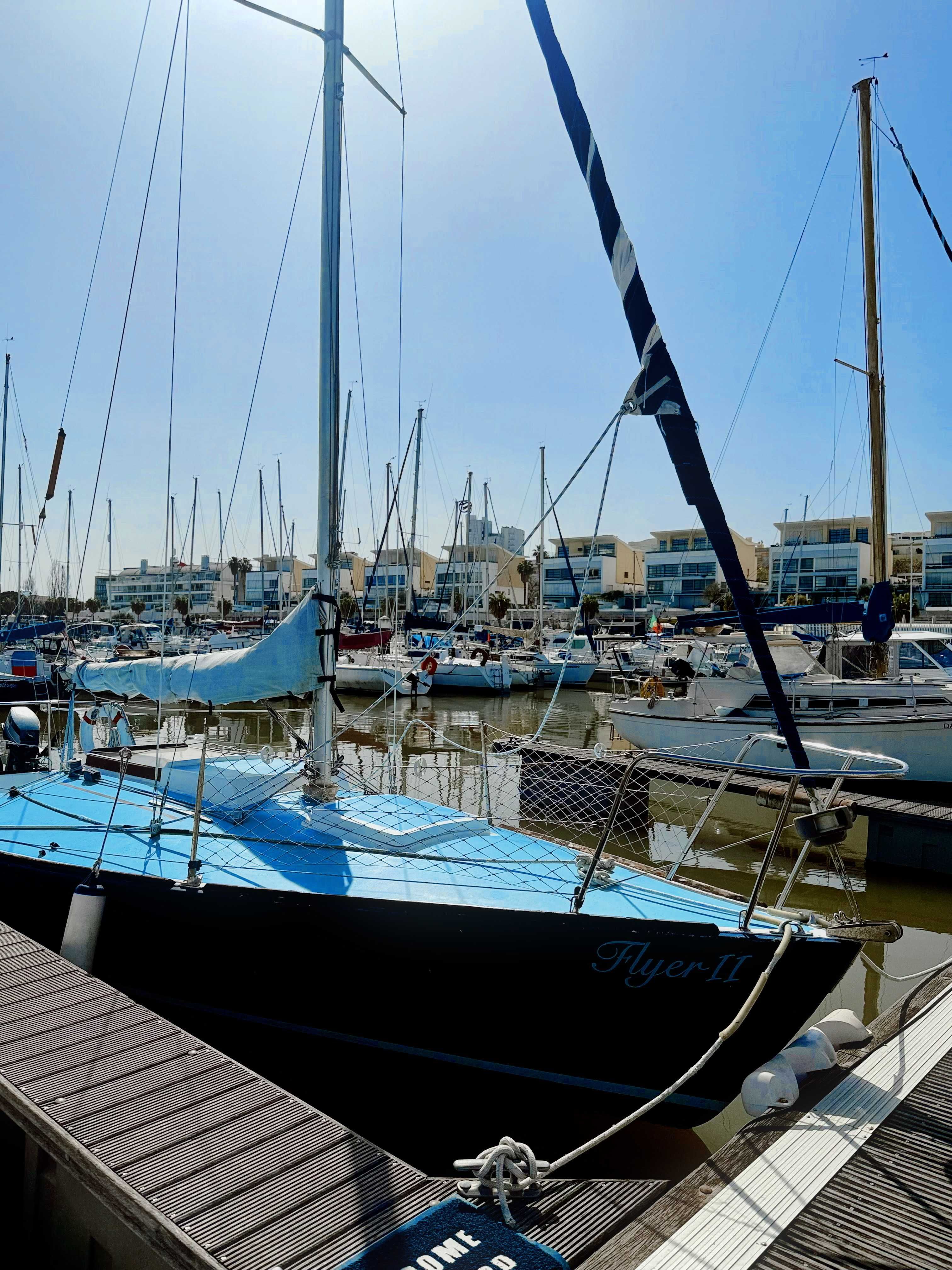 Veleiro J24 pronto a navegar