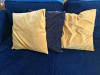 Trzy dekoracyjne poduszki w poszewkach Ikea Sanela