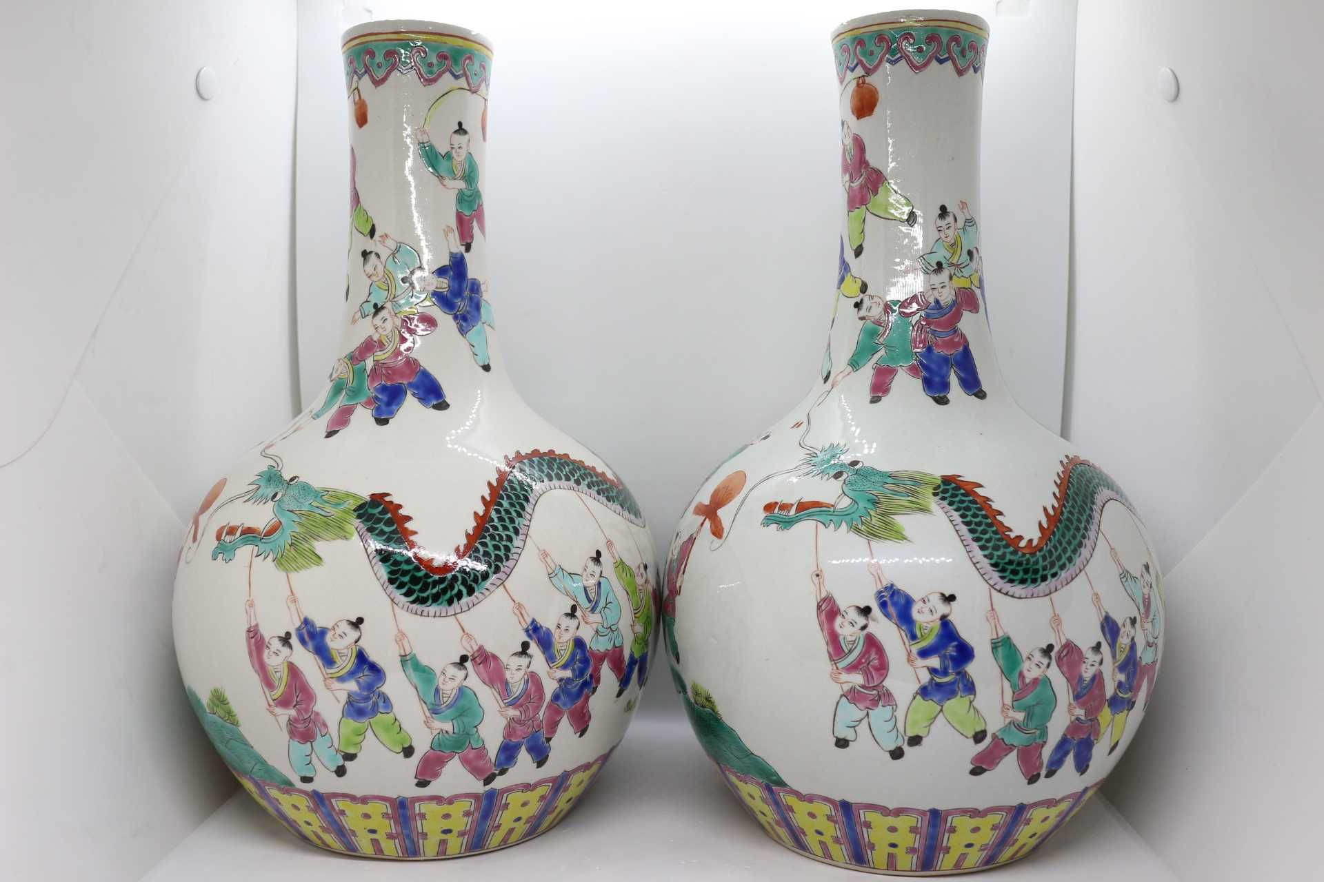 Par Jarras Porcelana Chinesa Qing Daoguang Meninos e Dragão 35 cm