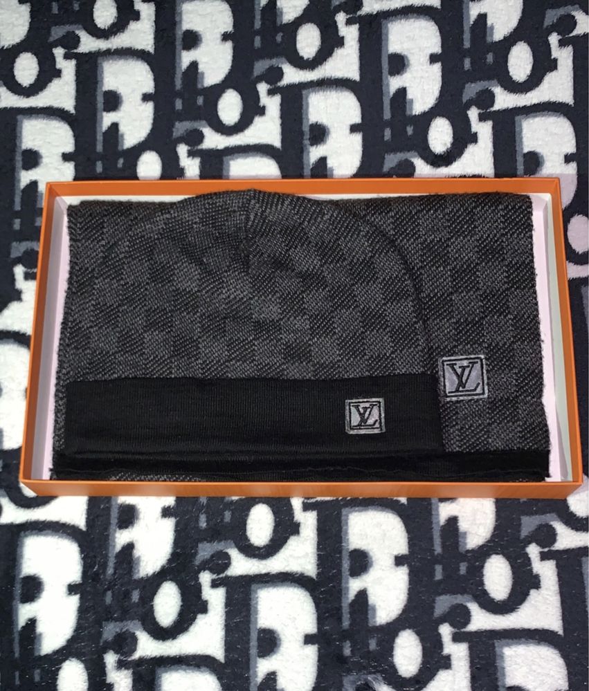 Gorro + Cachecol LV Cinza Escuro (C/caixa)