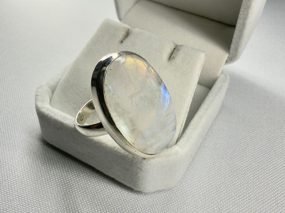 Місячний камінт у срібному оьрамленні, срібний перстень 925-ї проби