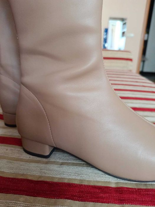Шикарні бежеві чоботи