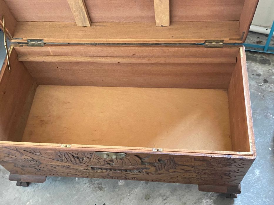 Baú esculpido em madeira: As Tormentas Dos Descobrimentos