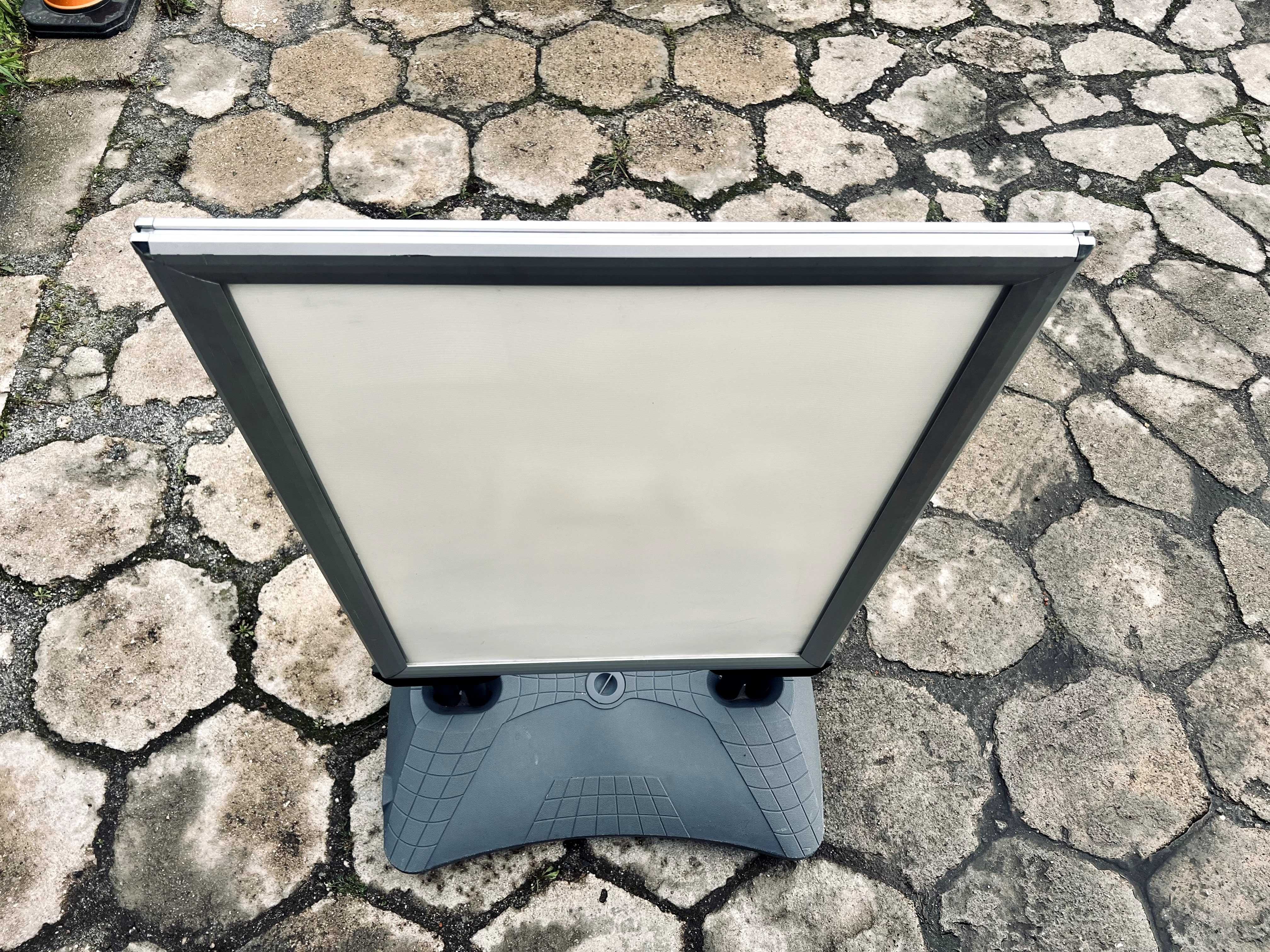 Potykacz A1 stojak reklamowy waterbase z pojemnikiem na wodę