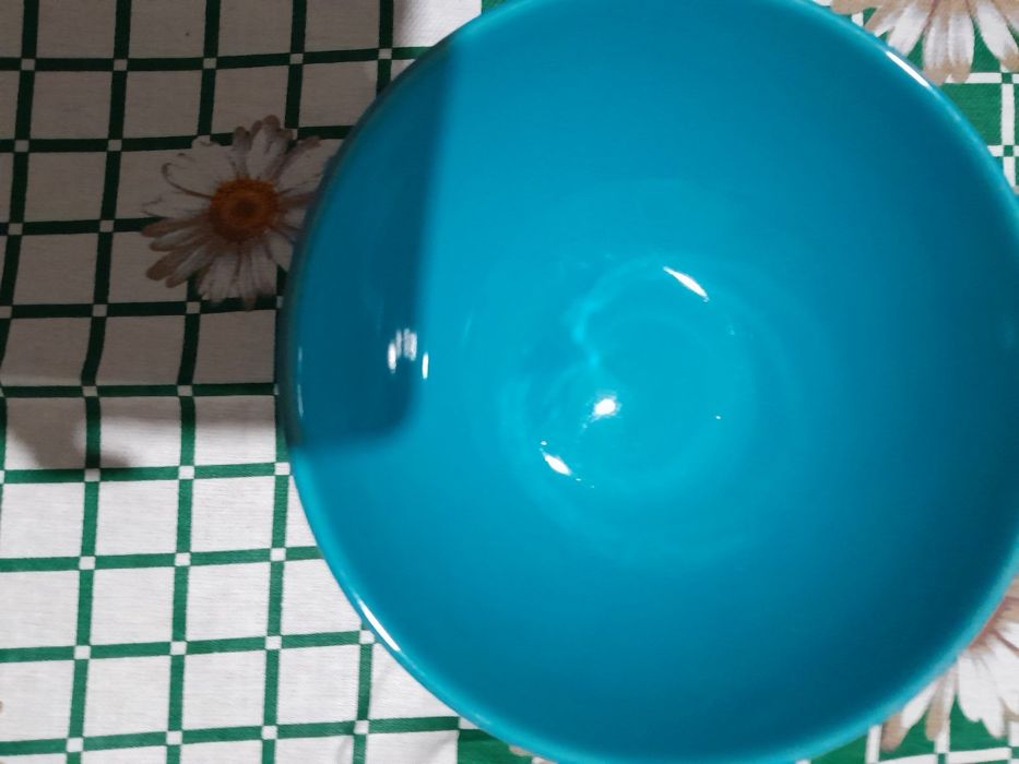 Миска Ікеа, виготовлена з глазурованої порцеляни.