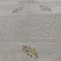 Lençol branco de algodão bordado à mão com aplicação de renda feita à