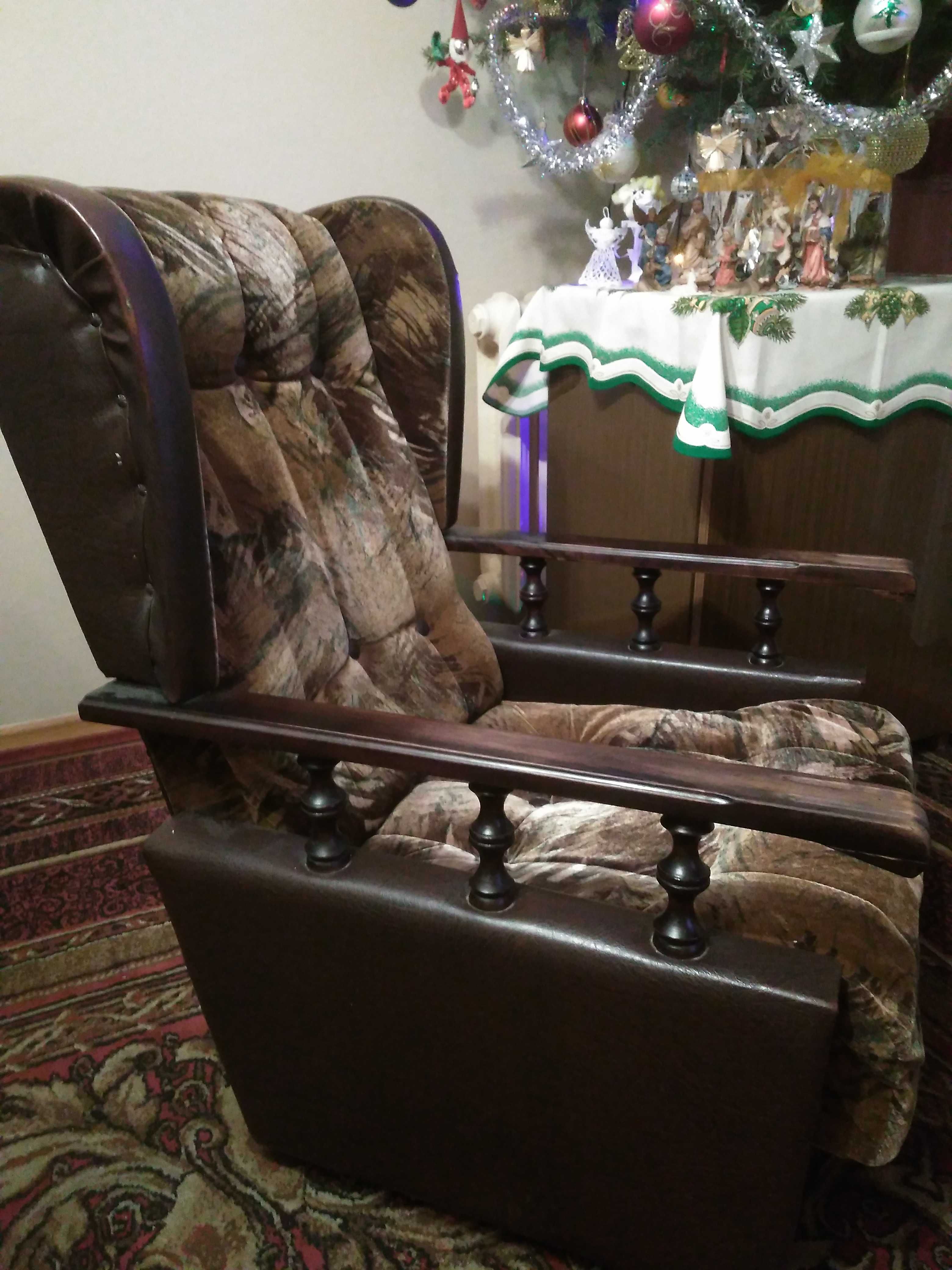 Fotel brązowy welurowy z poręczami