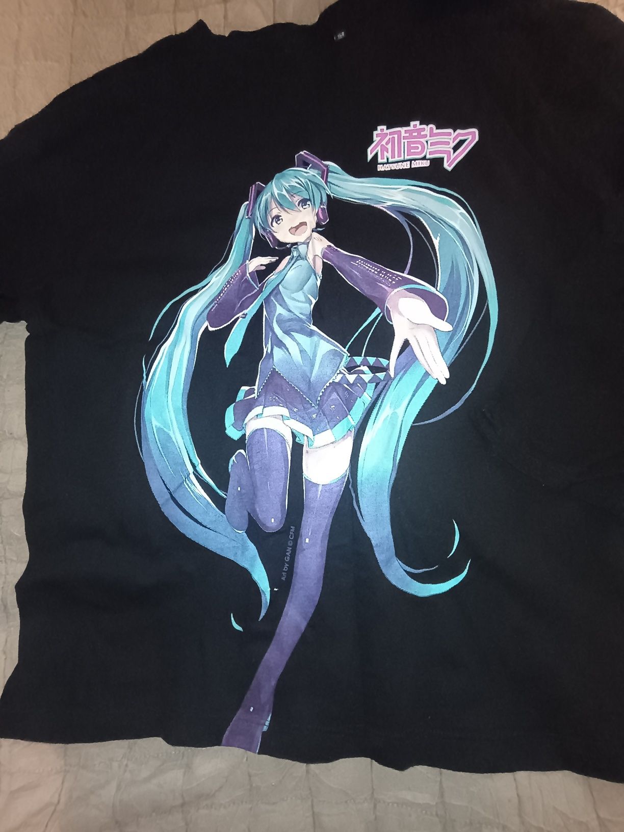 Czarna koszulka z Hatsune Miku