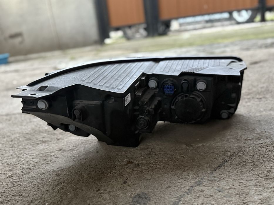 Права фара Ionik 5