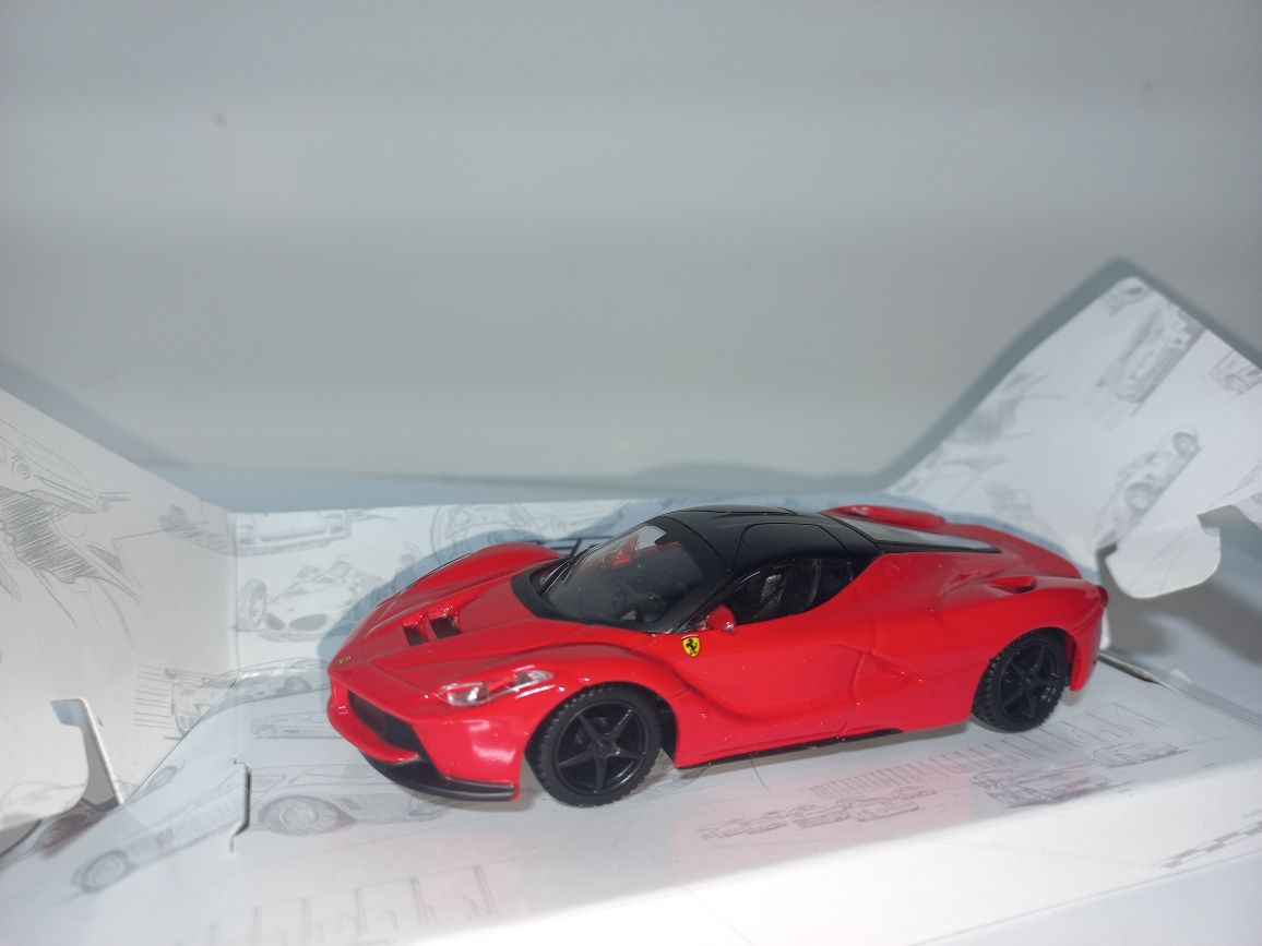 Bburago Ferrari Laferrari race&play z napędem,skala 1:43