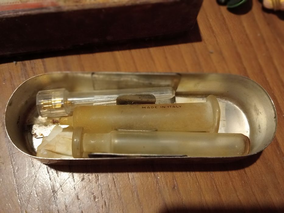 Antigas seringas e agulhas