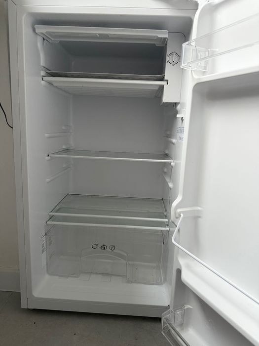 Lodówka 90 l

Wymiary urządzenia (W x S x G): 85 x 48 x 45 cm.