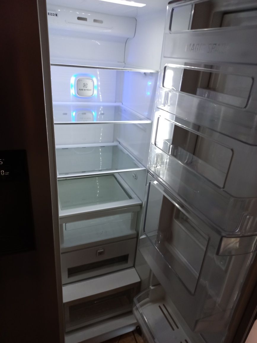 Lodowko zamrażarka LG z dystrybutorem wody i kostkarką do lodu
