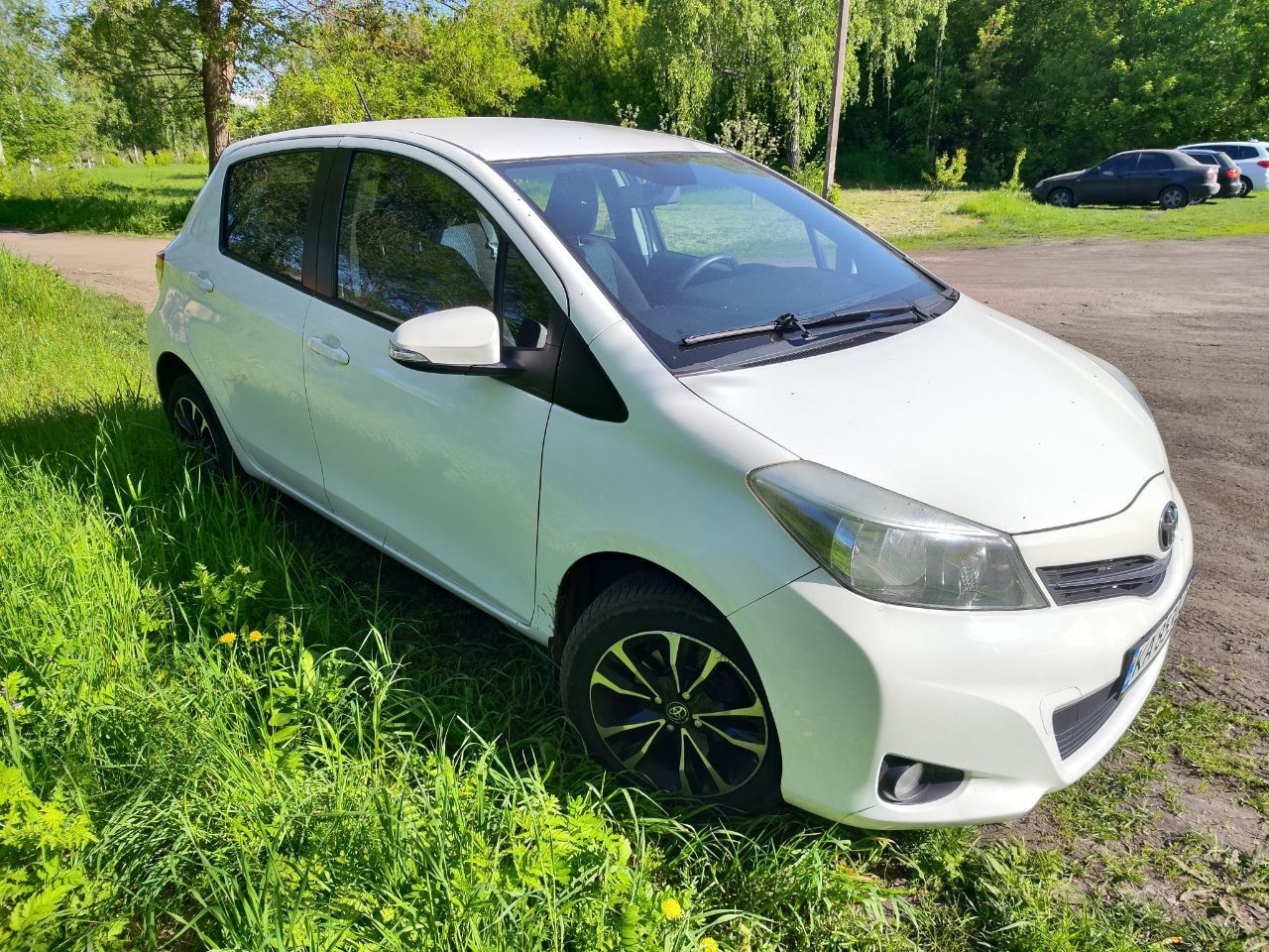 Toyota Yaris 2012 бензин 1.3 автомат