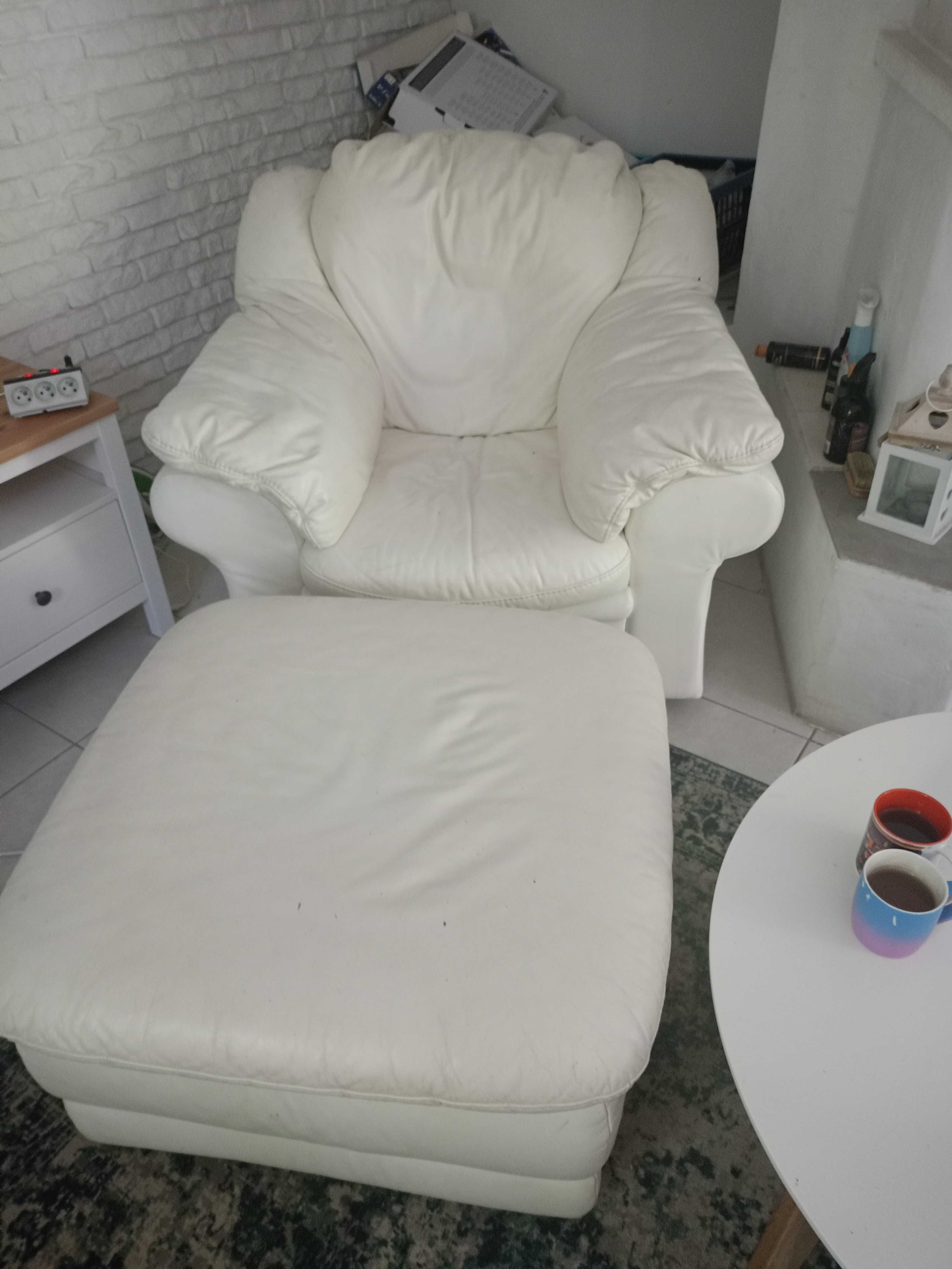 Skórzany waniliowy narożnik plus dwa fotele i dwie pufy do salonu