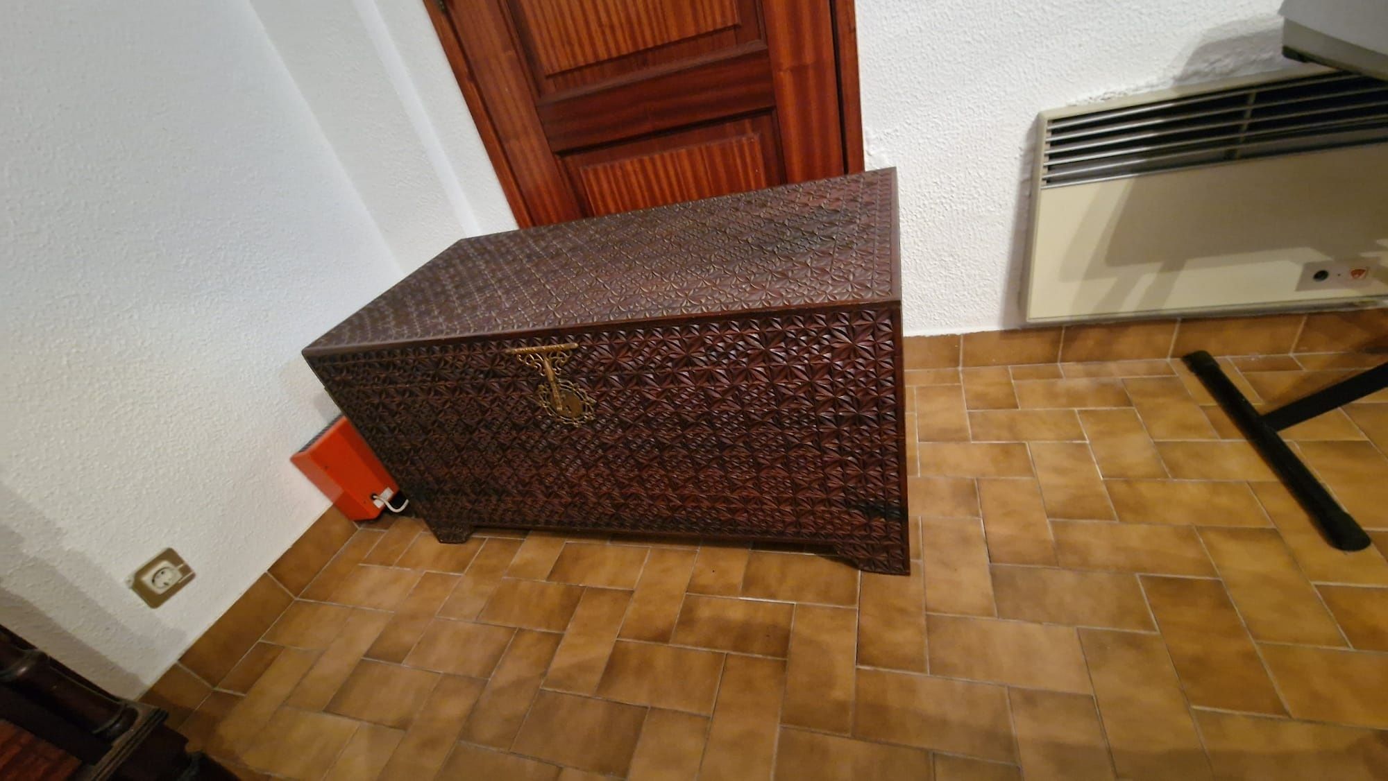 Moveis variados em madeira maciça
