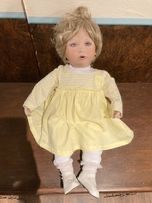 Porcelanowa Lalka ma sygnaturę z tyłu na szyji