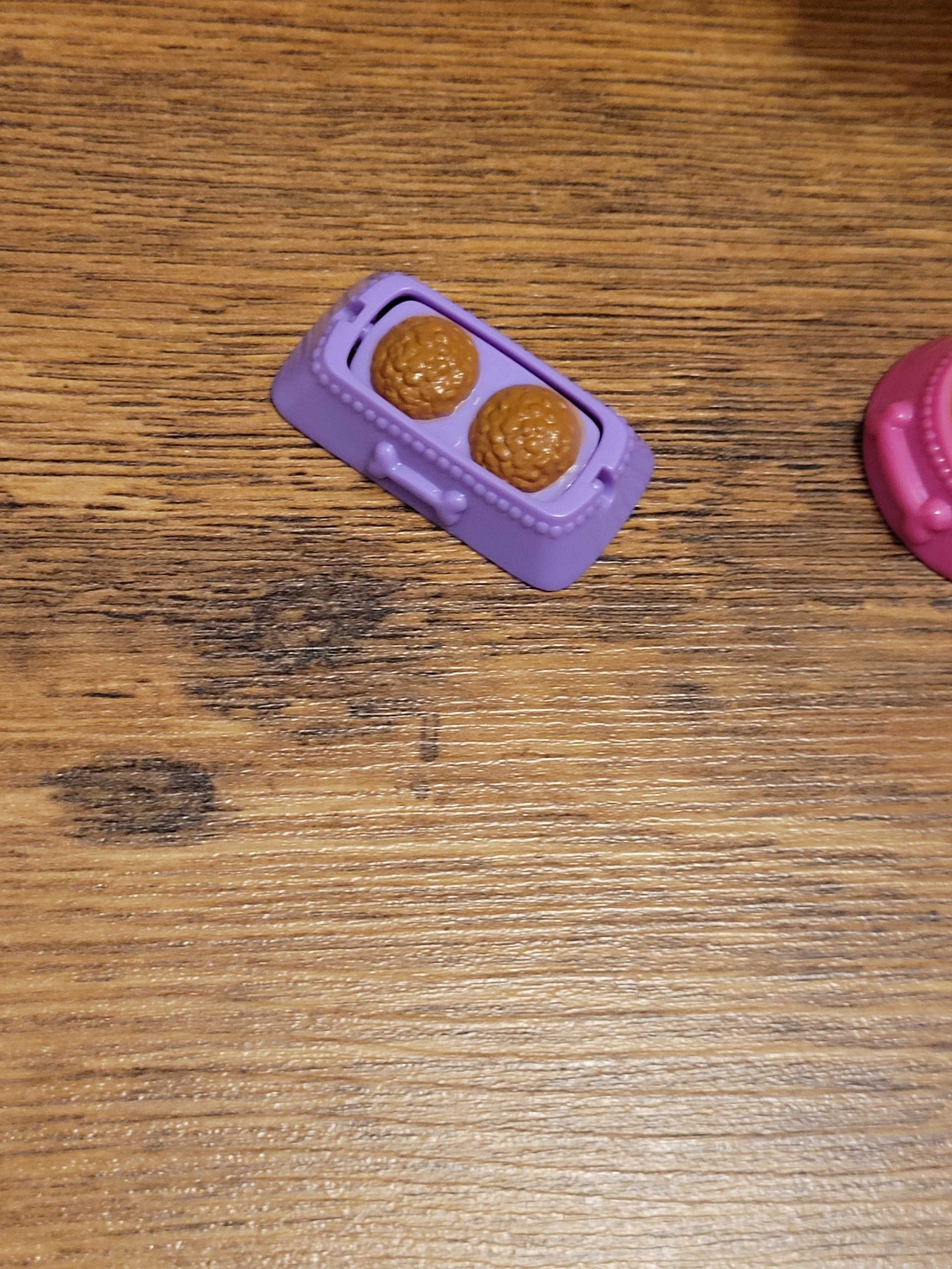 Barbie na wrotkach, wyprowadzająca psy
