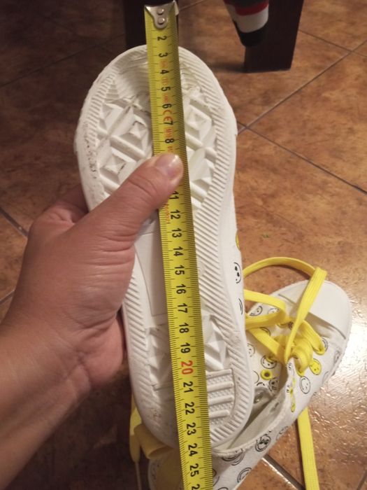 Trampki z motywem emotek