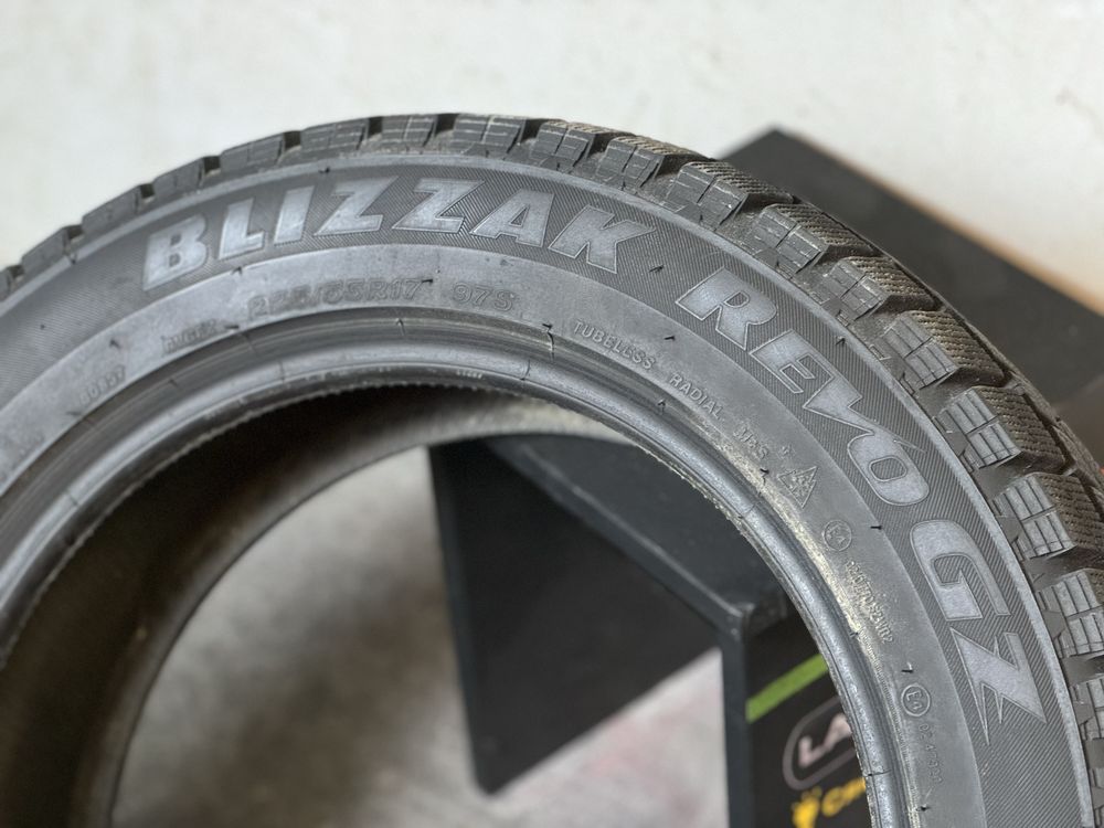 R17 225/55 зимові шини Bridgestone Blizzak RevoGZ 2020 липучка