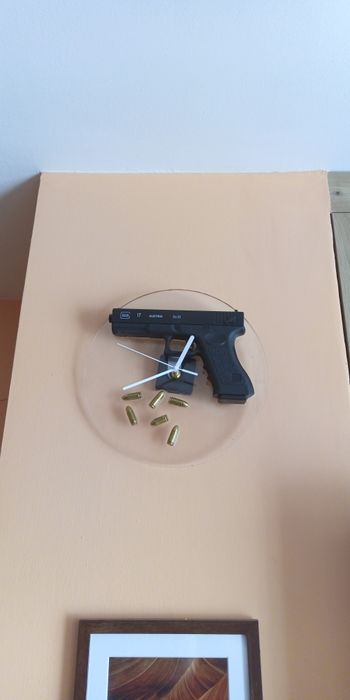 Zegar Glock z nabojami
