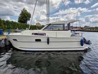 Nautika 830 spacerowy jacht motorowy - bogato wyposażony