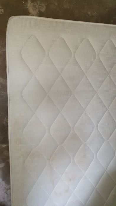 Vendo Colchão. Com algumas manchas