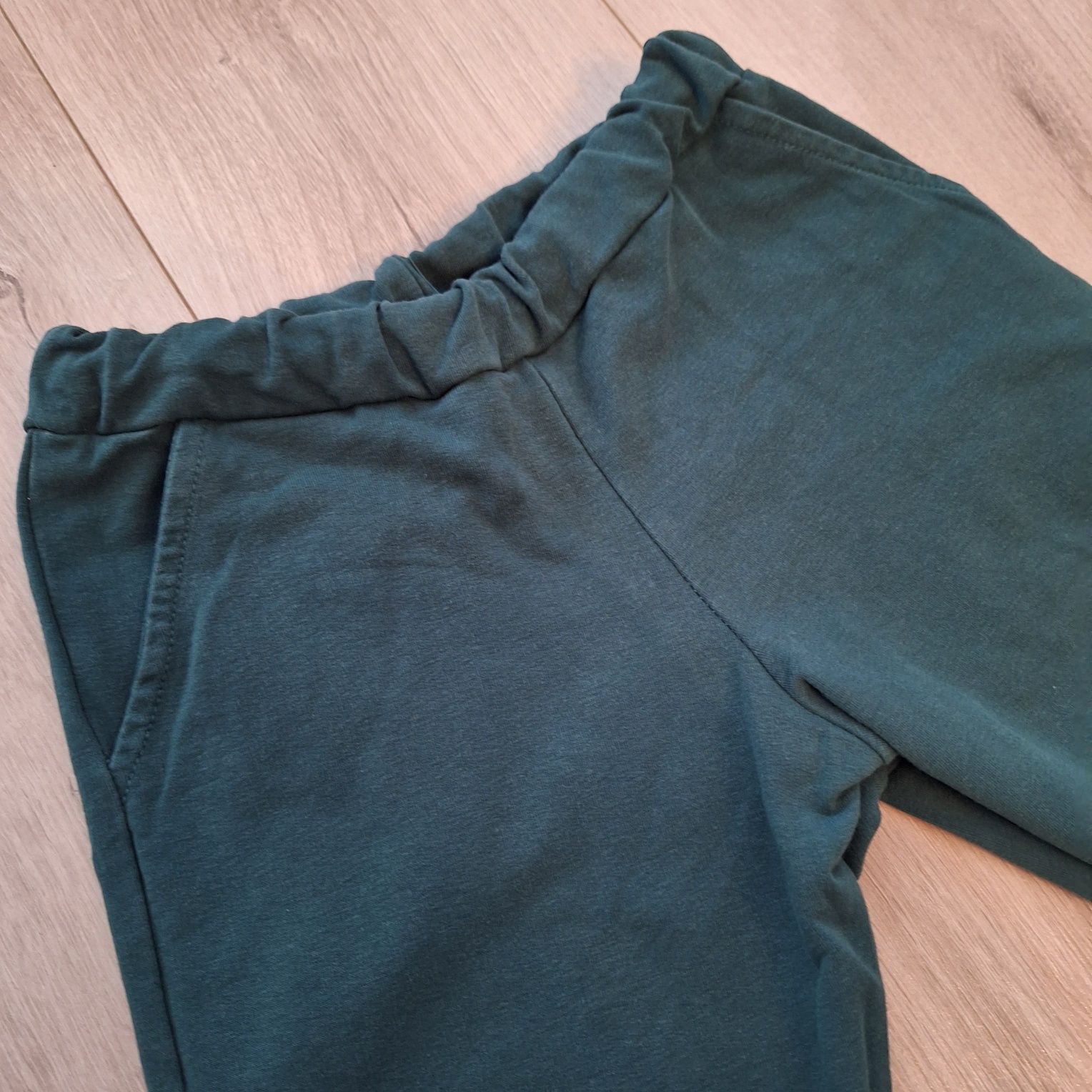 Zielone spodnie dresowe Mikoo rozm. 128/134