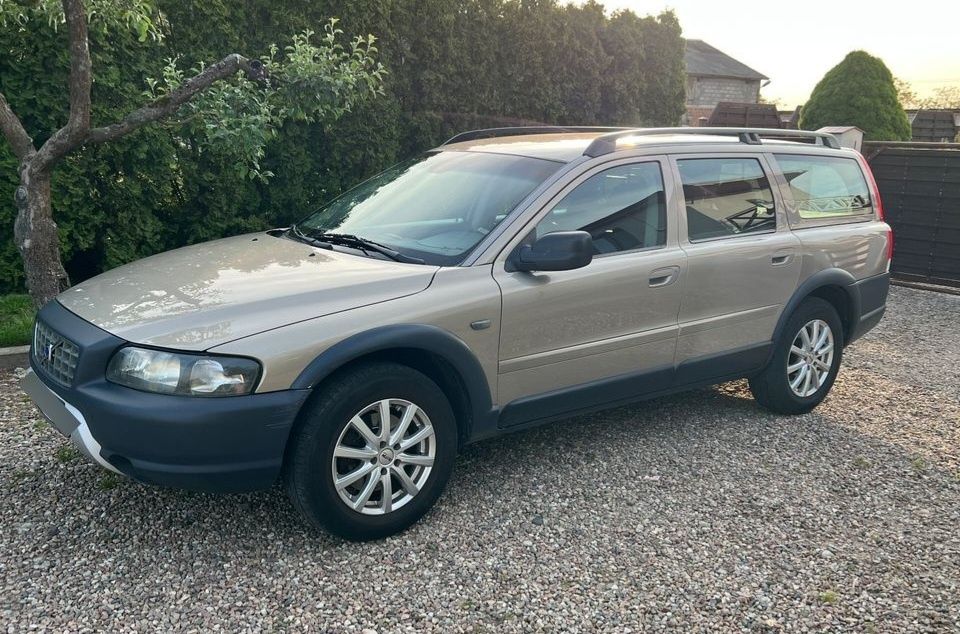 Volvo xc70 2.4 D5 nowe Opony  13 lat w rodzinie manualna 2004r 4x4