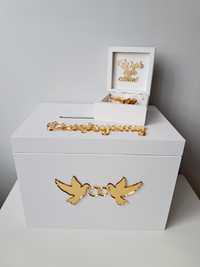 Białe pudełko na obrączki koperty złote pleksi dekory wesele ślub