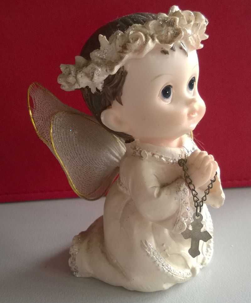 Figurki Aniołków Figurka Aniołek z różańcem modlący się klęczący 9cm