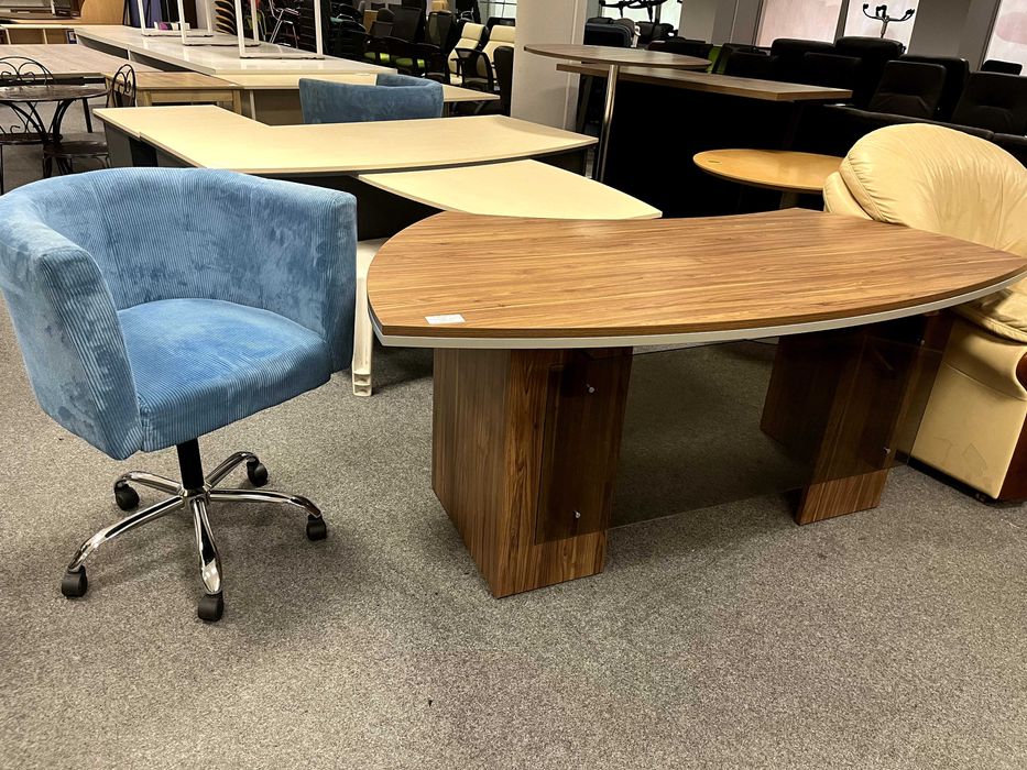 столи кресла офісні багато тумби шкафы