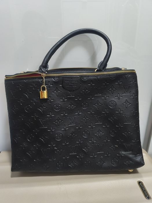 Używana czarna torebka z czerwonym środkiem