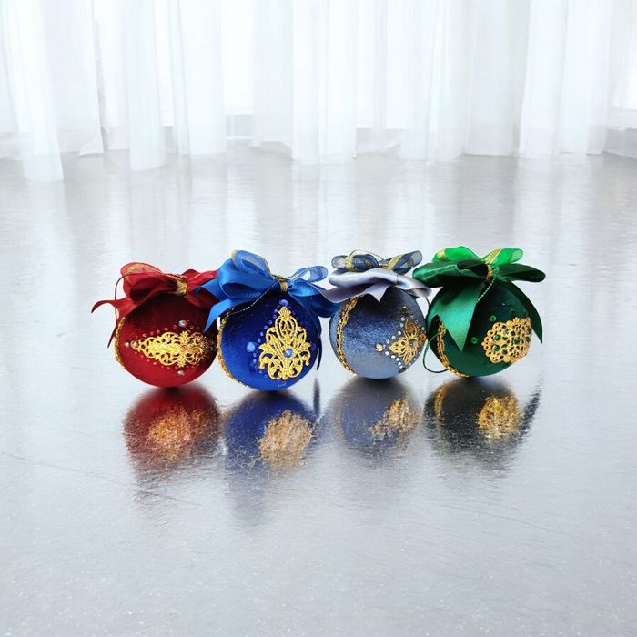 Новорічні ялинкові кулі ручної роботи.