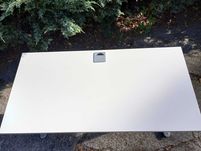 Biurko Kinnarps białe 120x62,5  Biurka białe do  biur domu recepcji
