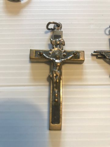 Crucifixos / pendentes em metal