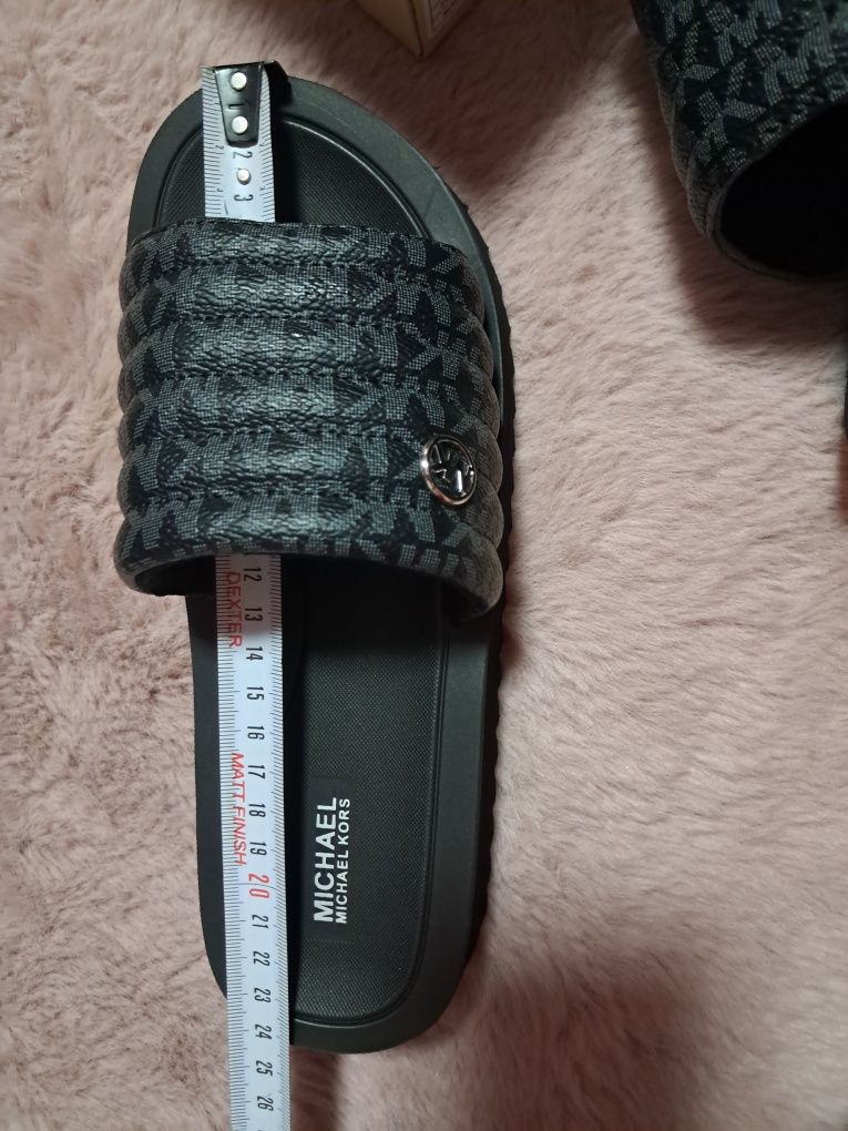 Michael Kors czarne klapki r 36 logowane monogram MK teagan