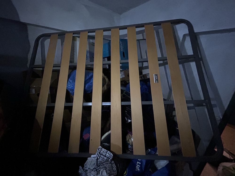 Cama com pés, sem colchão