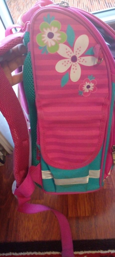 рюкзак школьный с жестким каркасом и ортопедической спинкой